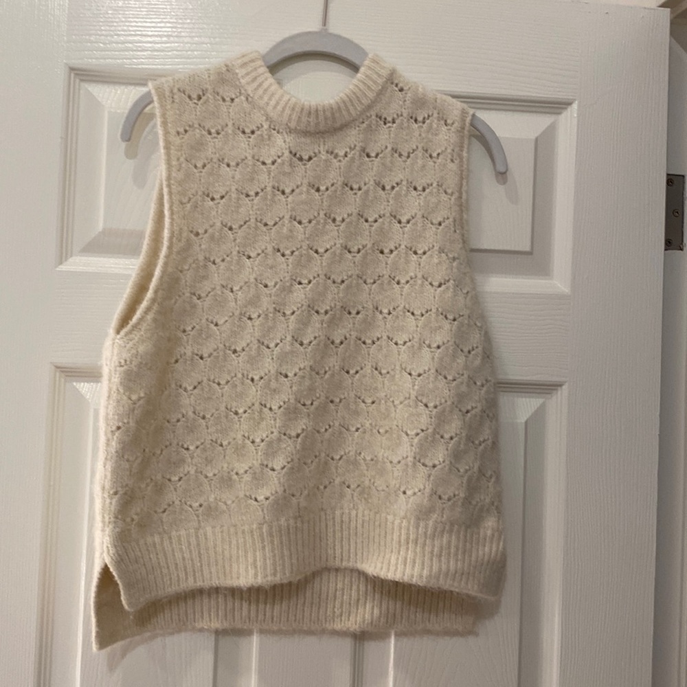 Universal thread cream vest
